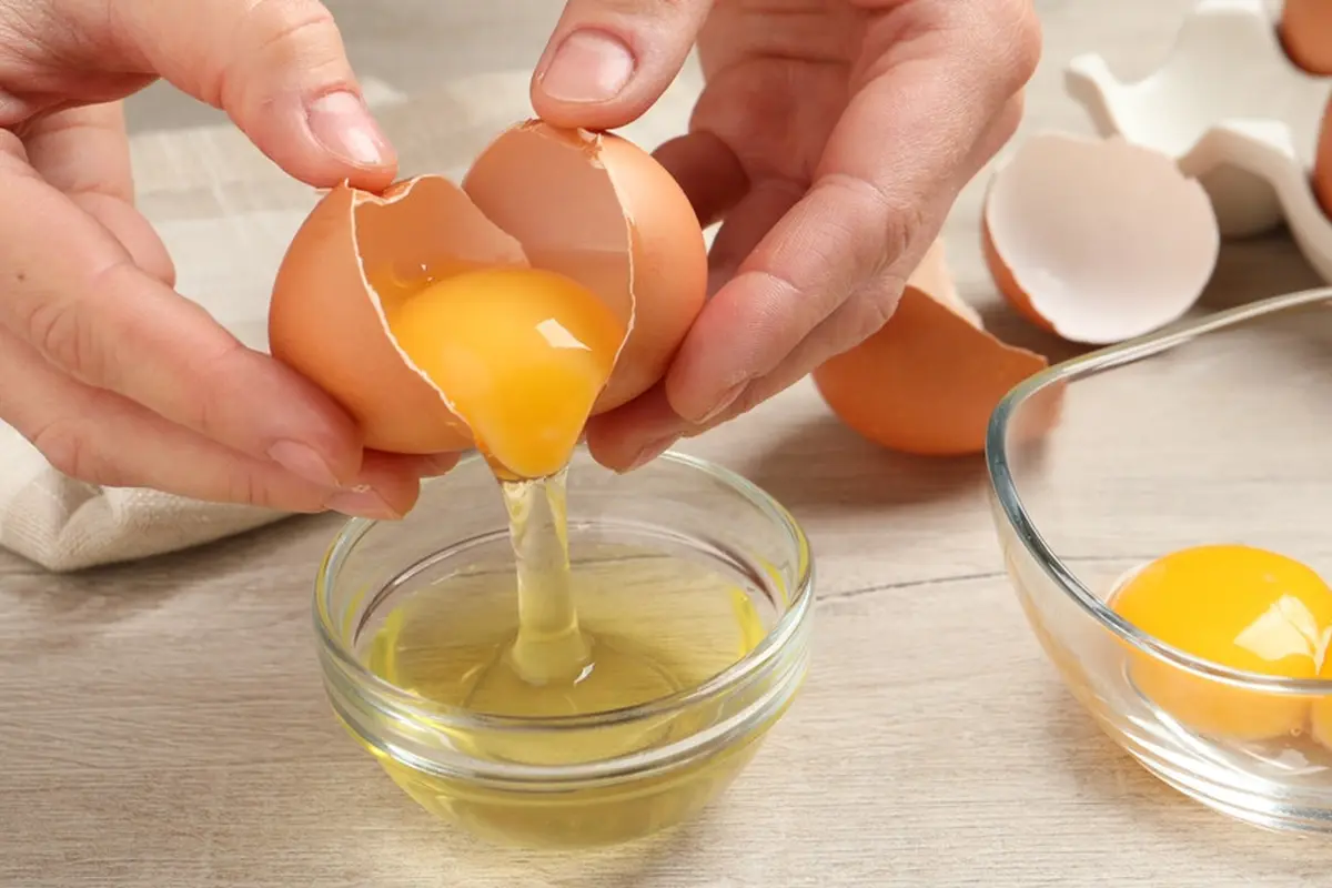 cara memilih telur ayam memecahkan telur