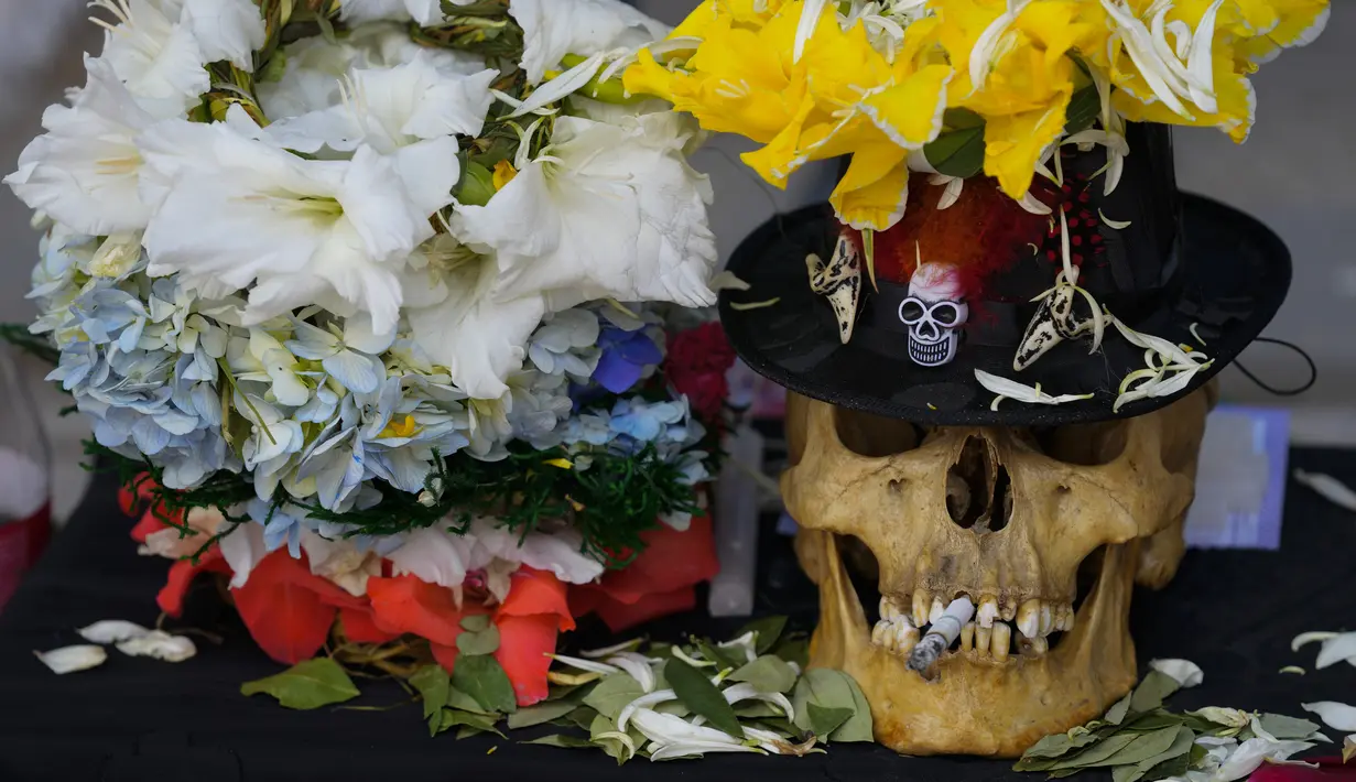 Tengkorak manusia yang telah dihias dipajang di Pemakaman Umum selama festival tahunan "Natitas", di La Paz, Bolivia, Rabu, 8 November 2023. (AP Photo/Juan Karita)