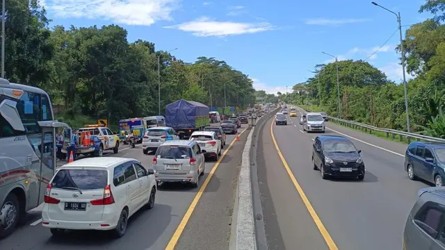 Kecelakaan 5 Kendaraan Beruntun di Tol Cipularang, Diduga Akibat Truk Mundur saat Menanjak