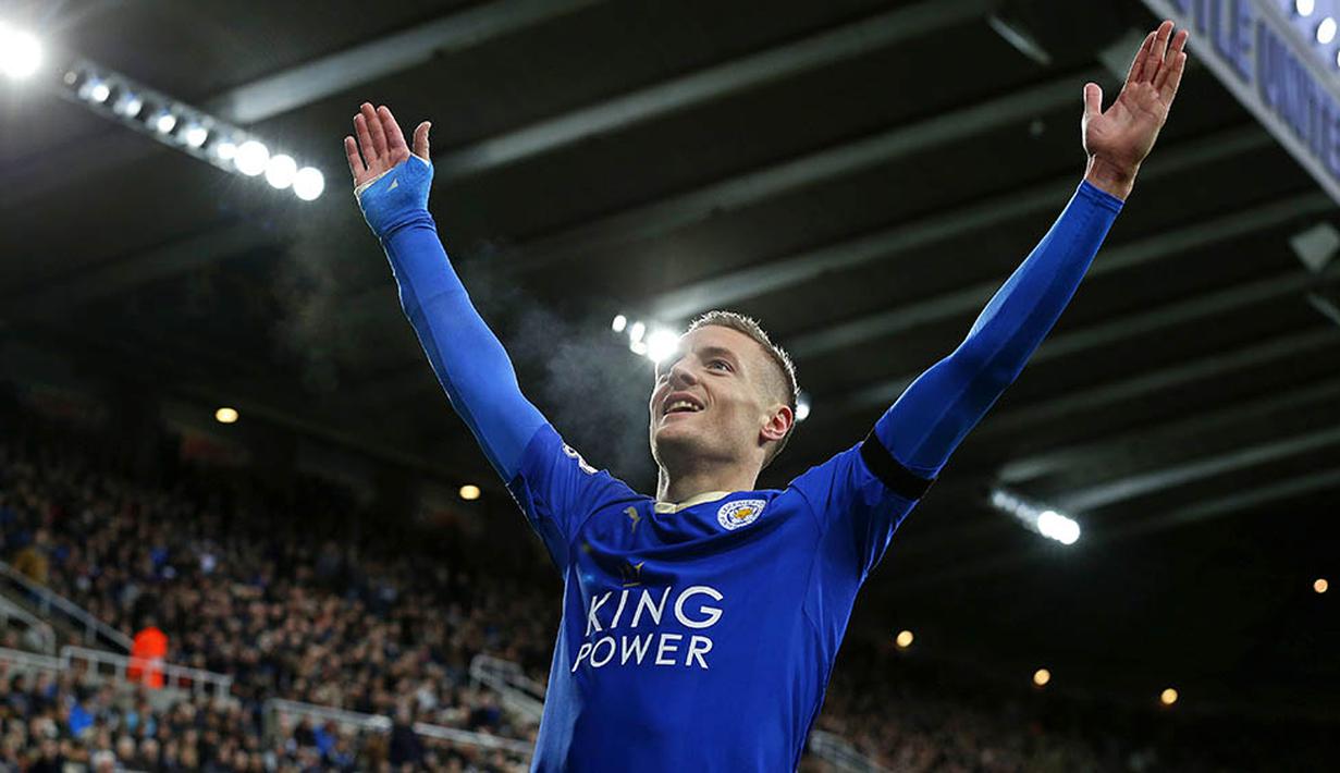 Cris Smailing dkk harus bekerja ekstra untuk mengamankan gawang MU dari terror Vardy. (AFP Photo/Lindsey Parnaby)