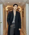 Usai menyelesaikan wajib militernya pada 19 September 2024, Nam Joo Hyuk langsung terbang ke Paris untuk menjalankan tugasnya sebagai brand ambassador Dior. [@skawngur].