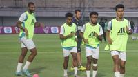 Yakob Sayuri (22) dan Yance Sayuri (11), menjadi pilar PSM Makassar di BRI Liga 1 2022/2023. Mengisi libur latihan, keduanya kompak sering berlatih bersama. (Bola.com/Nandang Permana)
