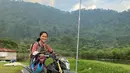 Rupanya pemain film Temen Kondangan juga menantang dirinya untuk menjajal naik motor trail. Bahkan baru-baru ini, Prisia Nasution jajal motor trail di jalur ekstrem. (Liputan6.com/IG/@prisia)