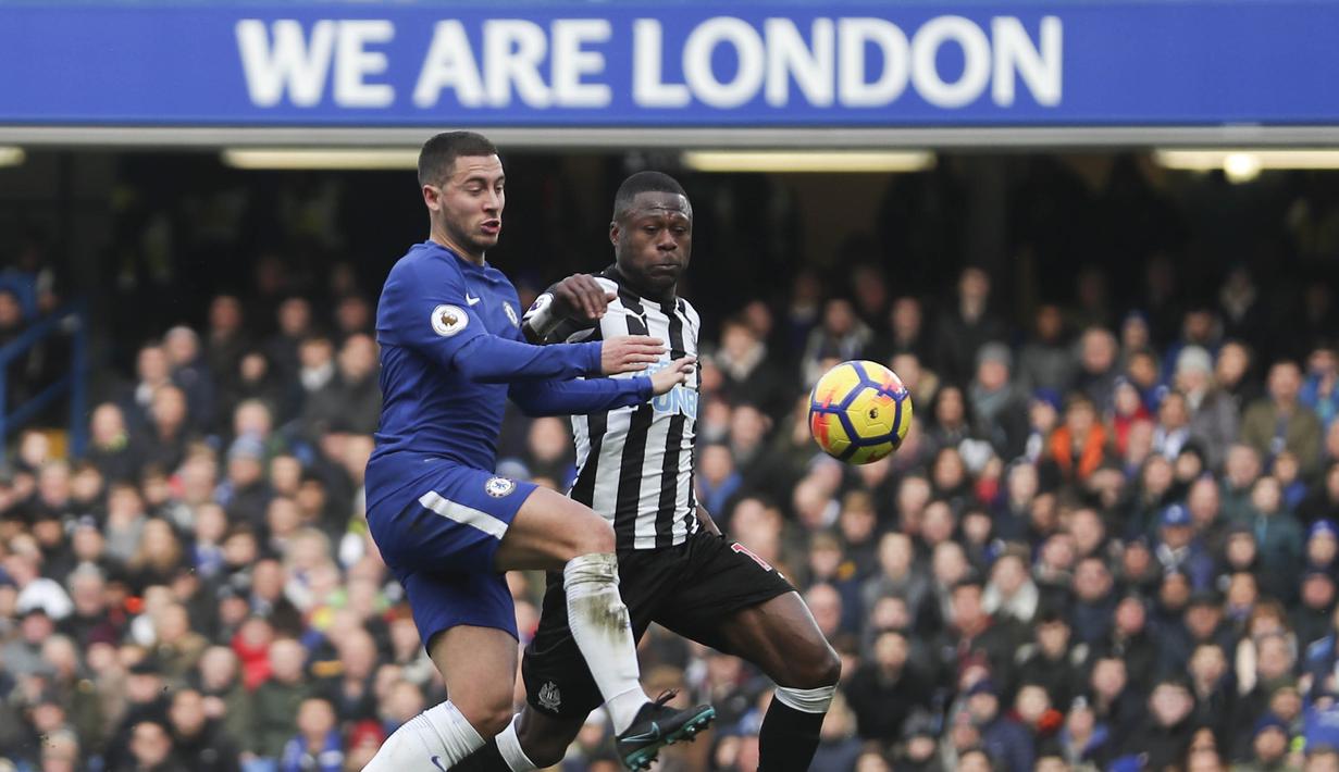 Gelandang Chelsea, Eden Hazard, berusaha merebut bola dari bek Newcastle, Chancel Mbemba, pada laga Premier League di Stadion Stamford Bridge, London, Sabtu (2/12/2017). Chelsea menang 3-1 atas Newcastle. (AFP/Daniel Leal-Olivas)