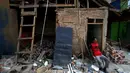 Warga korban gusuran saat bersantai didepan rumah, Bukit Duri, Jakarta, Senin (20/1). Pemprov DKI melakukan pembongkaran terhadap sejumlah bangunan terkait proyek normalisasi Sungai Ciliwung. (Liputan6.com/Gempur M Surya)
