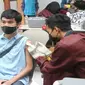 Seorang pelajar di SMA Negeri 2 Kota Malang disuntik vaksin Covid-19 pada Rabu, 4 Juli 2021. Puluhan ribu siswa tingkat SMA dan sederajat juga akan menerima vaksinasi secara bergiliran (Humas Pemkot Malang)
