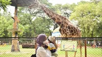 Kebun Binatang Surabaya ramaia pengunjung di hari pertama uji coba. (Dian Kurniawan/Liputan6.com)