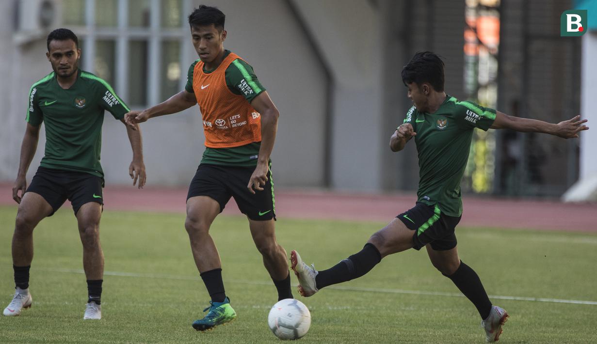 Pemain Timnas Indonesia, Hanif Sjahbandi, berusaha melewati Febri Hariyadi saat latihan di Stadion Wibawa Mukti, Jawa Barat, Senin (10/9/2018). Latihan ini persiapan jelang laga uji coba melawan Mauritius. (Bola.com/Vitalis Trisna)