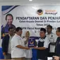 Fahrorrozi mengembalikan formulir pendaftaran bacagub Rahmat Mirzani Djausal di Nasdem Lampung. Foto:  (Liputan6.com/Ardi)