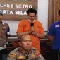 Bobby Joseph di Mapolres Jakarta Selatan, Selasa (25/7/2023) setelah diamankan atas dugaan penyalahgunaan dan kepemilikan narkotika jenis tembakau sintetis. (Dok. via M. Altaf Jauhar)