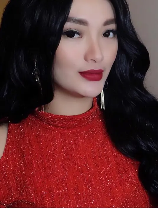 Secara kasat mata, warna lipstick di bibir memang tampak sama, namun nyatanya berbeda. Lagi-lagi Zaskia menyamakan warna lipstick dengan baju yang dipakainya, dan kali ini ia memilih warna merah merona. (Instagram/zaskia_gotix)