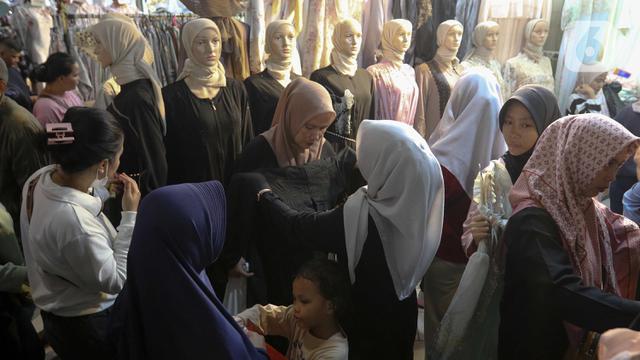 Warga Padati Pasar Tanah Abang Jakarta