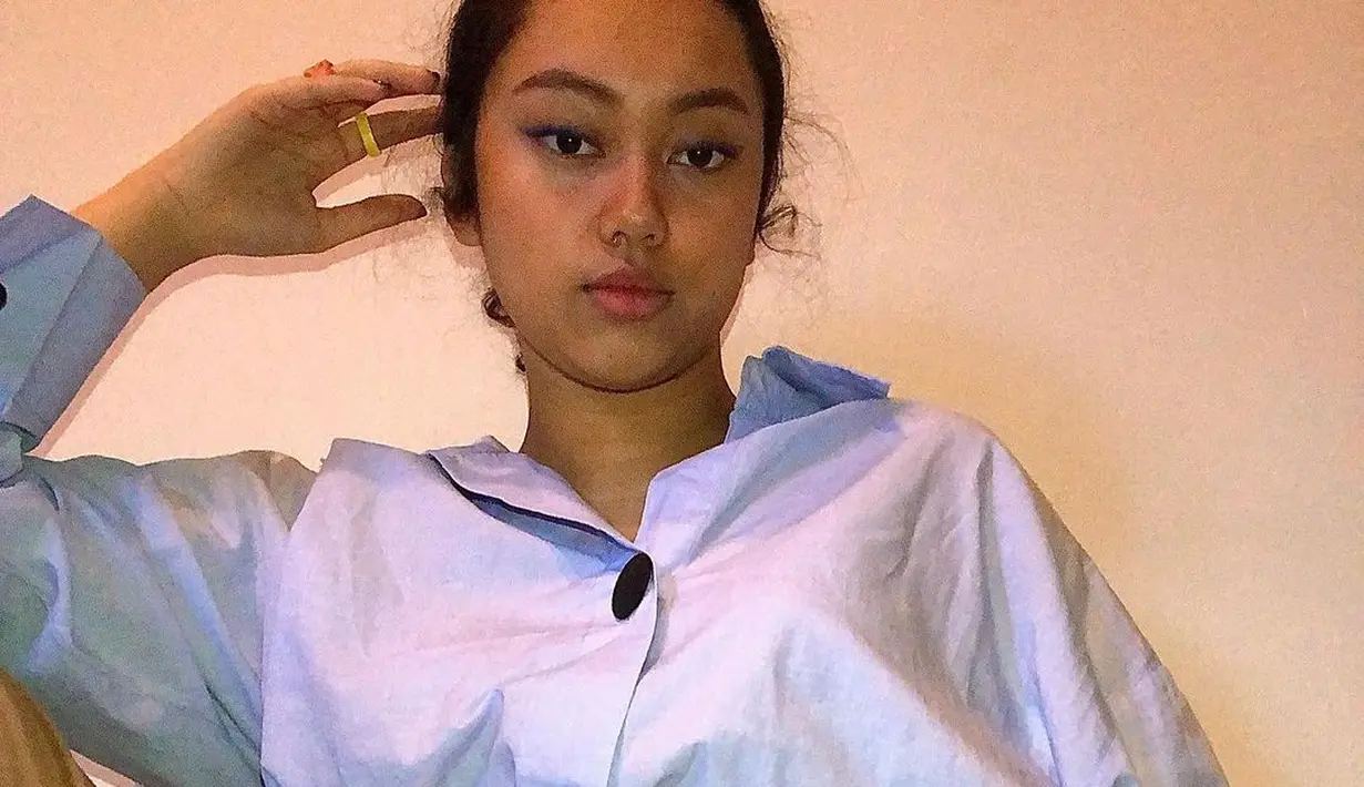 Ekplorasi dalam gaya fashionnya selalu seru untuk dicoba. Paduan kemeja dan kain etnik, melilit cantik pada pinggang menambah aksen tersendiri saat dikenaka. (Foto: Instagram/ Nayyara Sudiro).