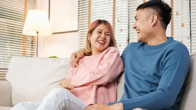 perempuan dan pasangan 4 september sofa