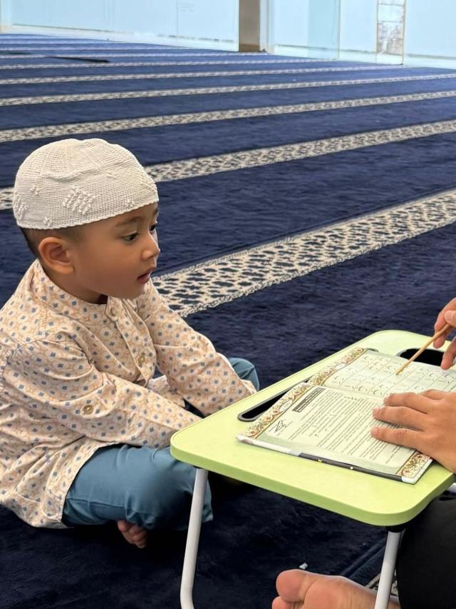 Potret Rayyanza Belajar Mengaji (credit: instagram.com/tercipungcipung).