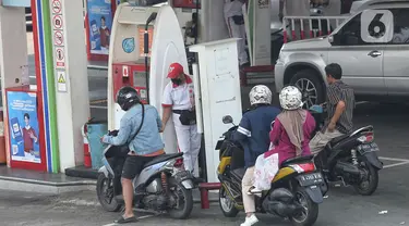 Masyarakat melakukan pengisian Bahan Bakar Minyak (BBM) di salah satu Stasiun Pengisian Bahan Bakar untuk Umum (SPBU), Jakarta, Minggu (1/9/2024). (Liputan6.com/Angga Yuniar)