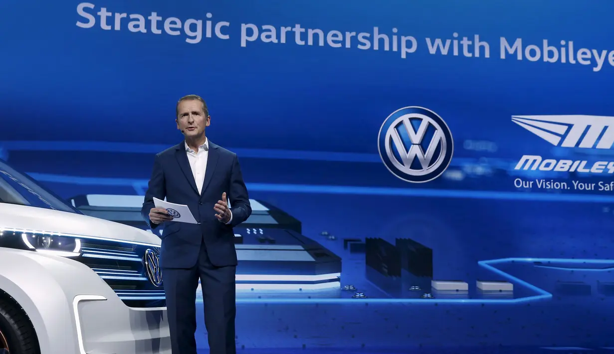Petinggi Volkswagen, Herbert Diess saat berpidato pada acara CES 2016  Las Vegas, Nevada, (5/1/2016). Ia Berbicara tentang kemitraan dengan Mobileye tentang pengembang berbasis teknologi canggih sistem bantuan driver ( ADAS ). (REUTERS / Steve Marcus)