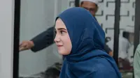 Syifa Hadju tampil memakai hijab ketika menggelar acara syukuran rumah baru (Foto: Instagram syifahadjureal/hargabro)
