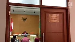Situasi di luar ruang sidang praperadilan pengacara LBH Jakarta Alldo Felix melawan polisi di PN Jakarta Selatan, Senin (29/1). Alldo mengajukan praperadilan lantaran dia menerima Surat Penghentian Penyidikan (SP3). (Liputan6.com/Immanuel Antonius)