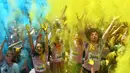 Peserta lomba bergembira saat disiram bubuk warna-warni saat mengikuti Kyiv Color Run di Kiev, Ukraina, Minggu (10/6). The Color Run diluncurkan dan diselenggarakan pertama kali pada Januari 2012 di Amerika Serikat. (AFP PHOTO/Sergei SUPINSKY)