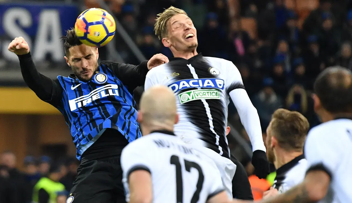Bek Inter Milan, Danilo D'Ambrosio, duel udara dengan bek Udinese, Jens Stryger, pada laga Serie A di Stadion Giuseppe Meazza, Milan, Sabtu (16/12/2017). Inter Milan takluk 1-3 dari Udinese. (AFP/Alberto Pizzoli)