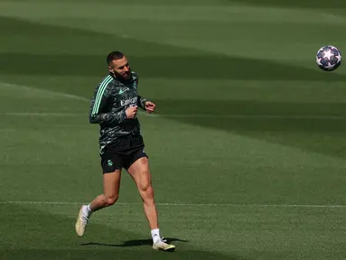 Penyerang Real Madrid Karim Benzema mengikuti sesi latihan menjelang leg pertama babak perempat final Liga Champions melawan Chelsea, di Valdebebas Sport City di Madrid, Selasa (11/4/2023). (Photo by PIERRE-PHILIPPE MARCOU / AFP)