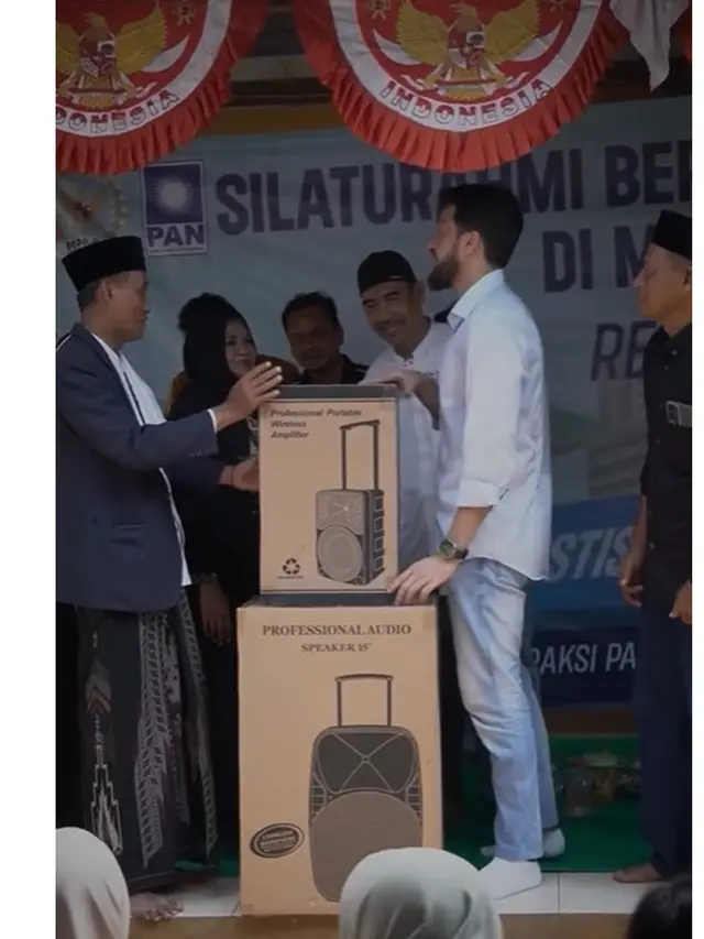 Pilih Naik KRL ke Gedung DPR, Ini 6 Potret Primus Yustisio saat Kunjungan Kerja