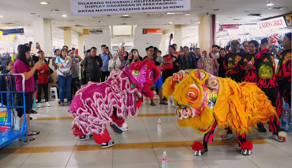 Seperti diketahui, Barongsai dipercaya membawa keberuntungan, kemakmuran, dan mengusir roh jahat, serta menjadi bagian dari tradisi Imlek. Tampak dalam foto, para penari barongsai tampil di Pusat Perbelanjaan Senen, Jakarta, Kamis 12 Februari 2026. (AP Photo/Tatan Syuflana)