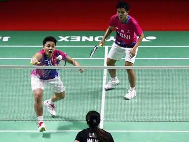 Pebulu tangkis ganda putri Indonesia, Apriyani Rahayu/Siti Fadia Silva Ramadhanti saat bertanding melawan Vivian Hoo/Lim Chiew Sien (Malaysia) pada babak 16 besar Indonesia Masters 2022 di Istora Senayan, Jakarta, Kamis (9/6/2022). Apriyani/Siti Fadia unggul dan melaju ke babak berikutnya. (Liputan6.com/Helmi Fithriansyah)