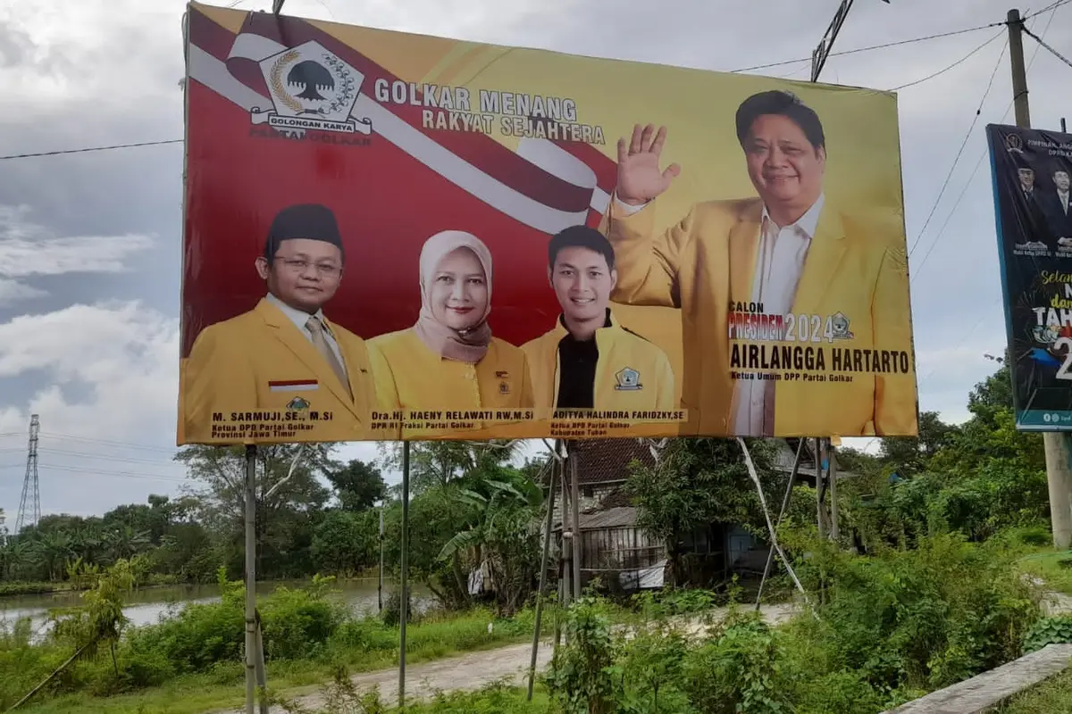 Salah satu banner Airlangga Hartarto Capres 2024 terpasang di Tuban. (Liputan6.com/Ahmad Adirin)