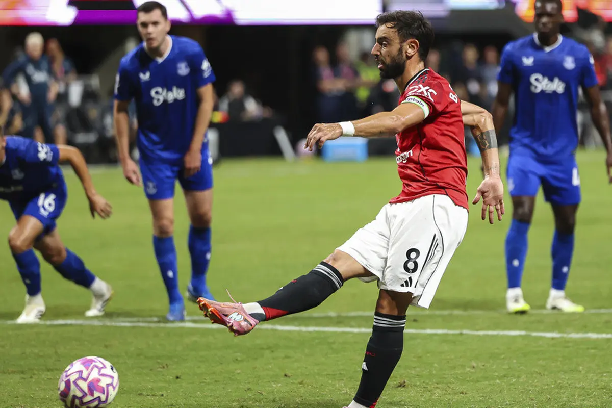 Eksekusi penalti Bruno Fernandes di laga Manchester United vs Everton di Premier League Summer Series 2025 di Mercedes-Benz Stadium, Senin (04/08/2025). (AP Photo/Colin Hubbard)