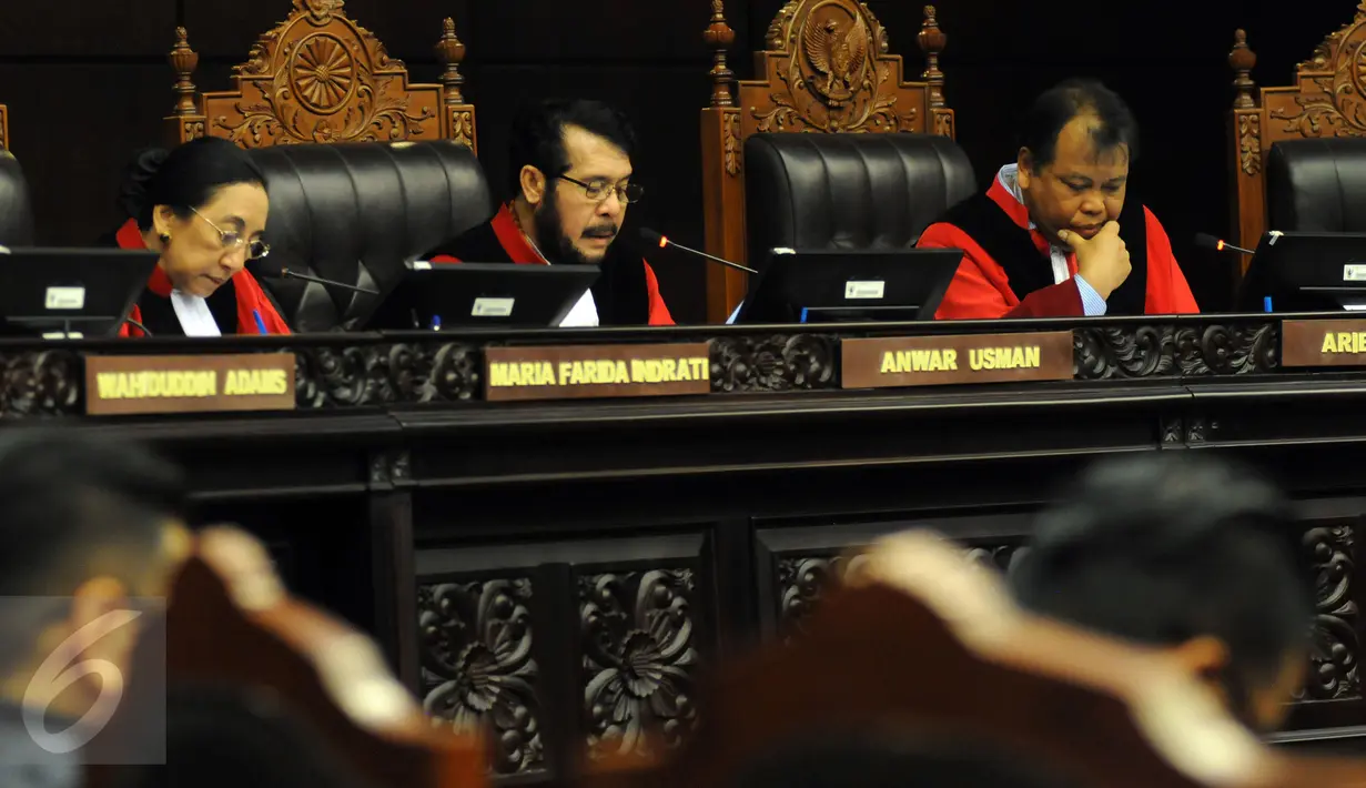 Hakim MK, Anwar Usman (tengah) membacakan putusan perkara DPD pada sidang di Gedung Mahkamah Konstitusi, Jakarta, Selasa (22/9/2015). Sidang beragendakan pengucapan putusan perkara DPD oleh Majelis Hakim Konstitusi. (Liputan6.com/HelmiFithriansyah)