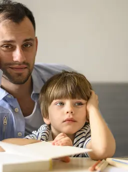 Pengertian dad guilt yang sering dialami ayah baru. (foto: jcomp/freepik)