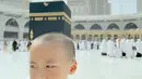 Larissa juga mengajak putranya Umrah. "Alhamdulillah bisa kembali lagi kesini. kembali dengan orang yang sama .. bersama malaikat kecil ku lagi," tulisnya. (Foto: Instagram/ larissachou)