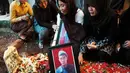 Keluarga almarhum Ahmad Tajudin menabur bunga diatas pusara Ahmad Tajudin di pemakaman keluarga di area Masjid As-Surun, Kebon Jeruk, Jakarta. (Antara)