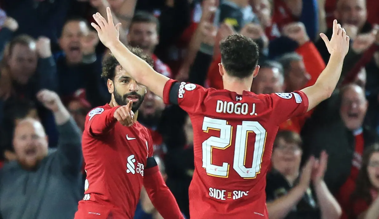 Liverpool mencoba tampil agresif sejak awal babak pertama. The Reds pun sukses membuka keunggulan pada menit ke-17 lewat aksi Salah meneruskan assist Diogo Jota. (AFP/Lindsey Parnby)