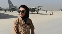 Pilot angkatan udara wanita pertama Afghanistan memutuskan meminta suaka di Amerika Serikat karena merasa hidupnya terancam.