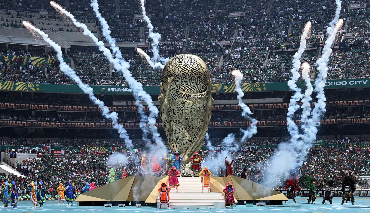 Ribuan penonton yang memadati stadion bersejarah tersebut disuguhkan pertunjukan memukau sebelum laga pembuka antara Meksiko dan Afrika Selatan digelar. (AFP/Yuri Cortez)