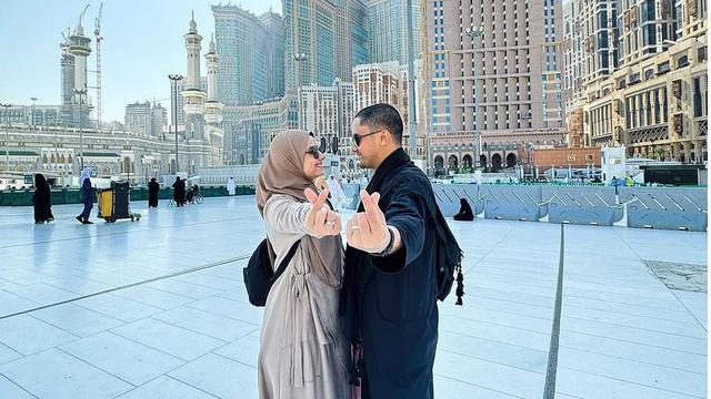 7 Potret Hengky Kurniawan dan Sonya Fatmala saat Jalani Umroh, Curi Perhatian