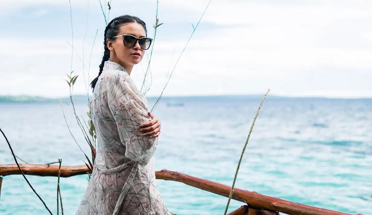 Momen Ayushita saat berlibur di Pulau Seram, Maluku. Menggunakan baju ala pantai yang dipadukan dengan kacamata hitam, penampilan wanita kelahiran Jakarta ini terlihat menawan. (Liputan6.com/IG/@ayushita)