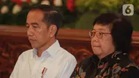 Presiden Joko Widodo (kiri) dan Menteri LHK Siti Nurbaya Bakar saat Rapat Koordinasi Nasional Kebakaran Hutan dan Lahan 2020 di Istana Negara, Jakarta, Kamis (6/2/2020). Rapat mendengarkan laporan Menko Polhukam Mahfud Md mengenai penanganan kebakaran hutan tahun 2019. (Liputan6.com/Faizal Fanani)