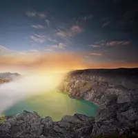 Matahari terbit di kawah Ijen, Banyuwangi, Jawa Timur. (vals-travel.com)