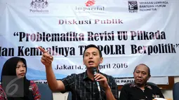 Pengamat politik Imparsial, Al Araf (tengah) memberikan pernyataan saat diskusi di gedung YLBHI Jakarta, Sabtu (23/4/2016). Diskusi membahas Problematika Revisi UU Pilkada dan Kembalinya TNI-Polri Berpolitik. (Liputan6.com/Helmi Fithriansyah)