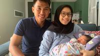 Bek Persikabo Herwin Tri Saputra bersama sang istri. (Nandang Permana/Bola.com)