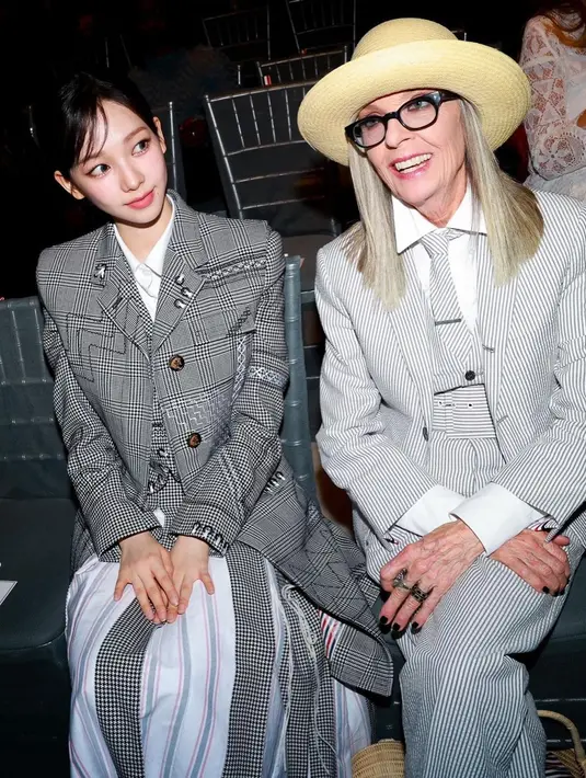 <p>Karina juga berpose bersama Diane Keaton yang duduk tepat di sampingnya.</p>