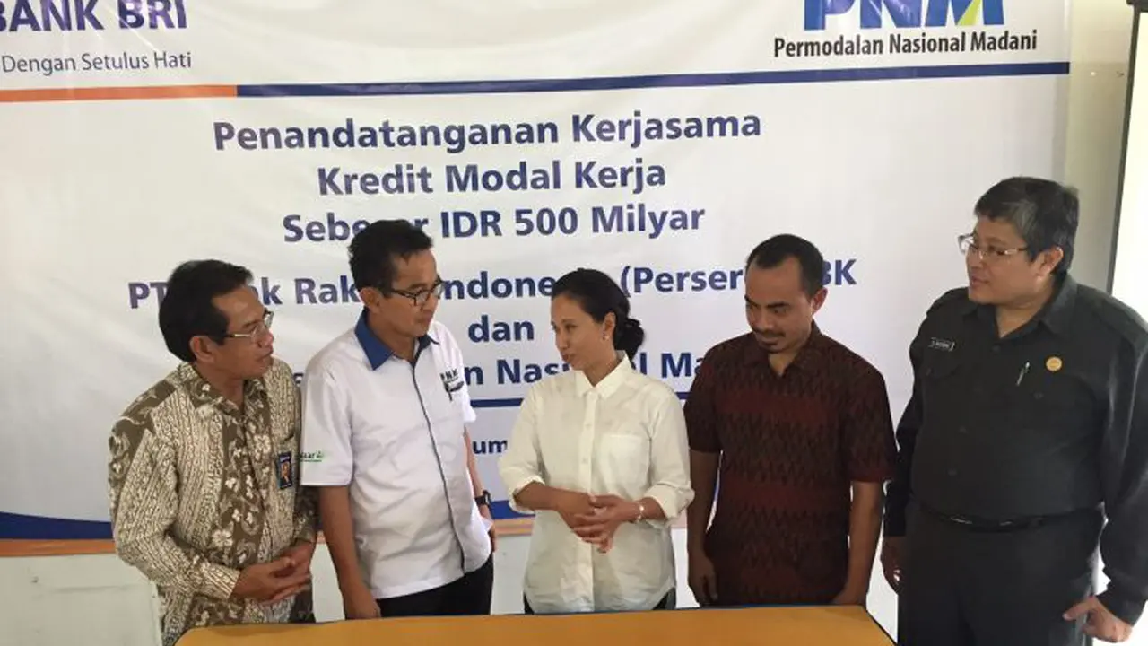 Menteri BUMN Rini Soemarno menyaksikan penandatanganan kerja sama antara BRI dengan PNM.