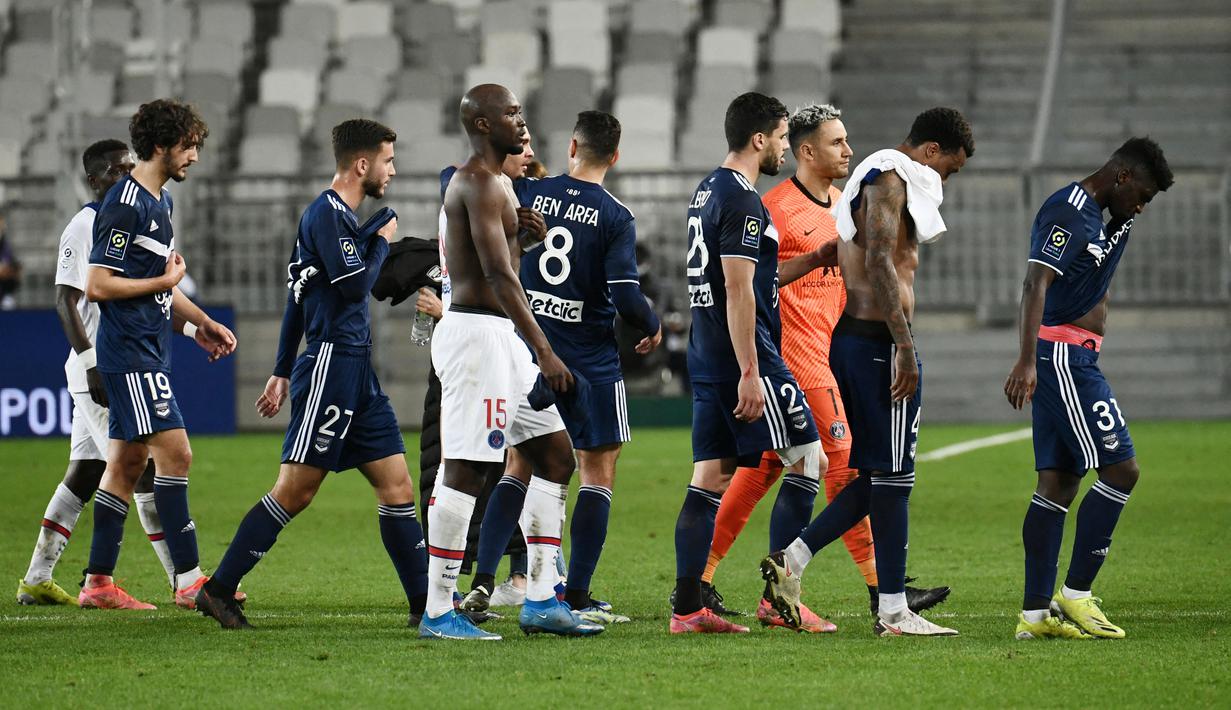 Para pemain Bordeaux tertunduk lesu usai ditaklukkan Paris Saint-Germain (PSG) pada laga Liga Prancis di Stadion Matmut Atlantique, Rabu (3/3/2021). PSG menang dengan skor 1-0. (Photo by Philippe LOPEZ / AFP)