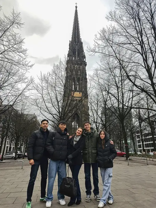 Dengan nuansa jaket hitam keluarga Donna tampak begitu kompak. [Foto: Instagram/ Donna Agnesia]