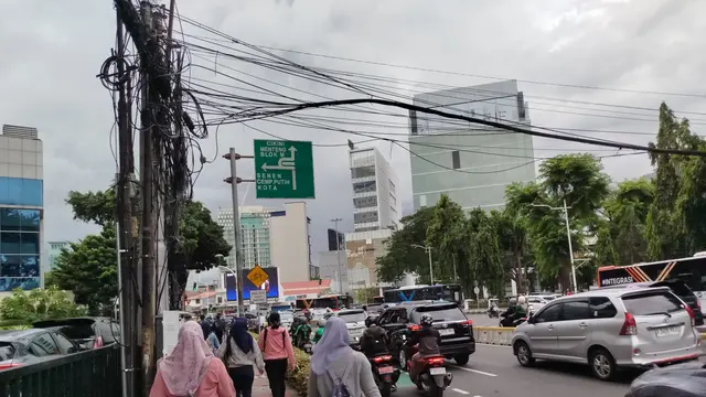 Kabel semrawut di Jalan Ikhwan Ridwan Rais, Jakarta Pusat. (Liputan6.com/Ady Anugrahadi)