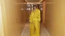 Beyonce tampil bright dengan set satin berwarna kuning dengan kacamata besar khas Louis Vuitton [Louis Vuitton]
